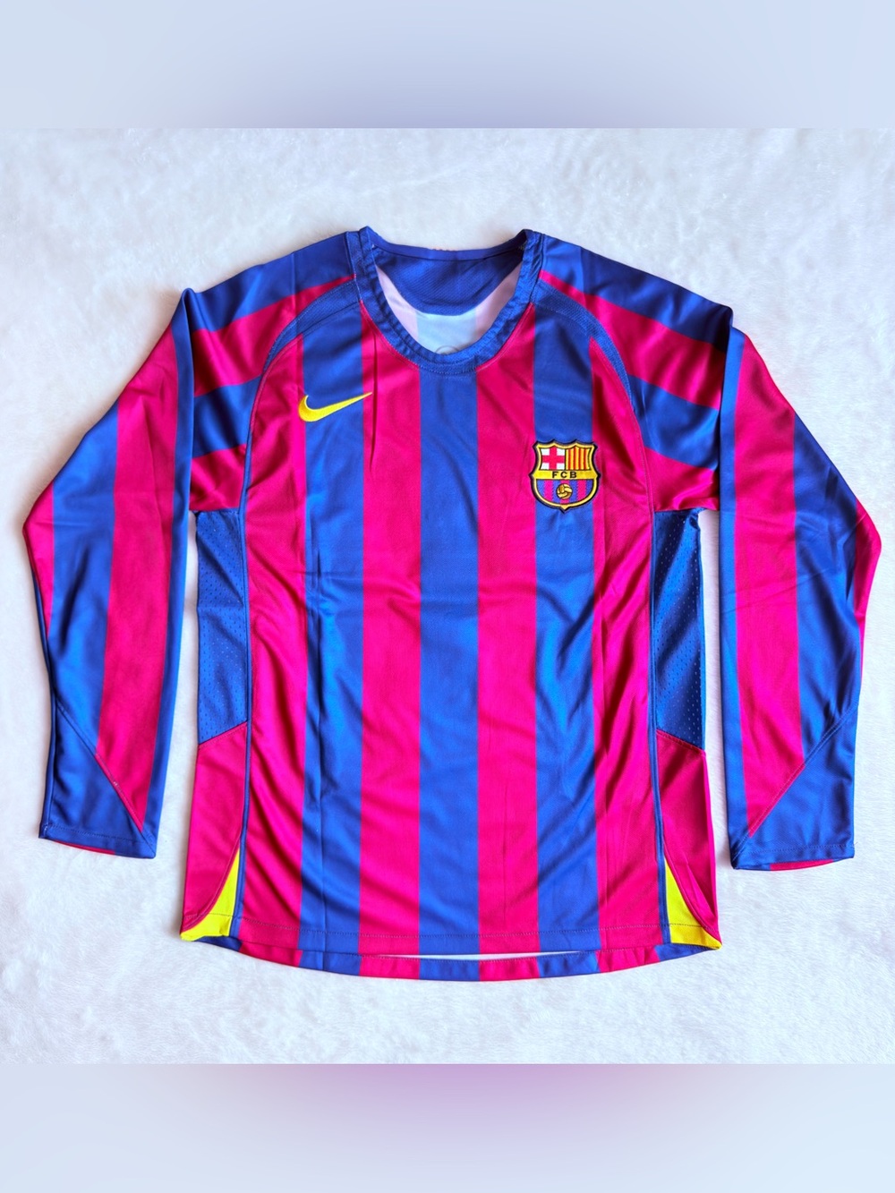 Barcelona Retro Home Jersey. Ronaldinho #10